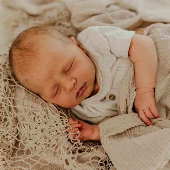 Newbornshooting - Newborn Homestory und Newborn Naturshooting im Raum Rüthen und Umgebung